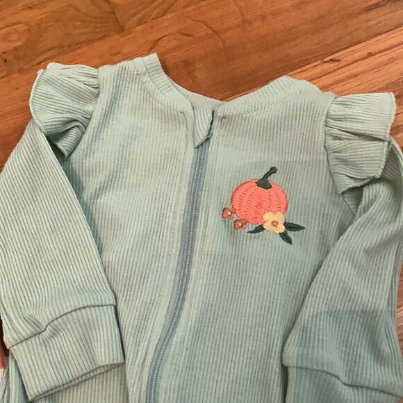 Tahari baby fall sleepers set of 2 size 0-3 months - Picture 3 of 6